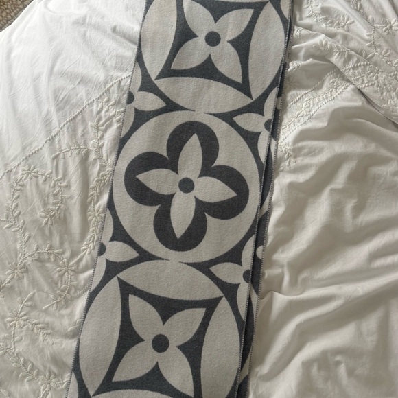 Louis Vuitton - LV Medallion Scarf - Picture 7 of 10